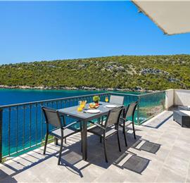 6 Bedroom Waterfront Villa with Pool in Uvala Ljubljeva near Trogir, Sleeps 12-13